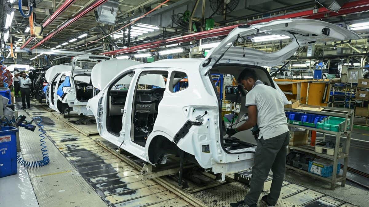 India Vehicle Sales Surge, Supply Risks Loom Amid West Asia Tensions 25 India Vehicle Sales Surge, Supply Risks Loom Amid West Asia Tensions